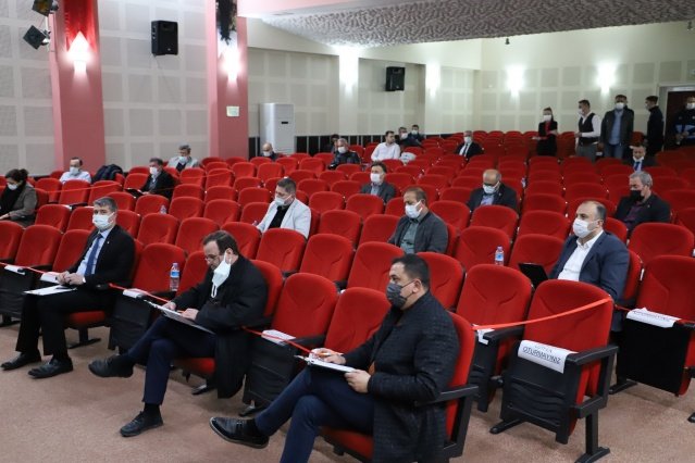 Çeşitli konuların ele alındığı toplantının üçüncü gündem maddesinin görüşüldüğü sırada çıkan tartışma üzerine Cumhur İttifakına mensup meclis üyeleri, toplantı salonunu terk etti.

Başkan Bilgin, "Toplantı salonunu terk etmek doğru bir davranış değildir. Meclisin aldığı karara saygı duymaları gerekir." diye konuştu.