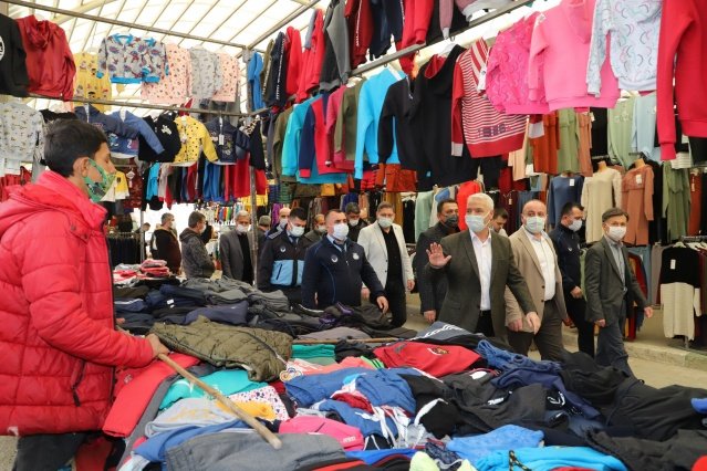 "Bilindiği gibi tüm dünyada Covid-19 ile mücadele çalışmaları devam ediyor. Bu salgından en fazla etkilenenlerin başında esnaflarımız geliyor. Bizler daha önce işyeri kapanan esnaflarımıza 500 TL nakit desteği verme kararı almıştık. Bugün ise pazarcı esnaflarımızdan Ocak ve Şubat ayı boyunca sergi yeri ücreti almama kararı aldık. Esnaflarımıza hayırlı olsun. İnşallah bu zorlu süreci hep birlikte atlatacağız."

Pazarcı esnafları ise Başkan Bilgin'e teşekkür ederek alkışlarla karşılık verdi.