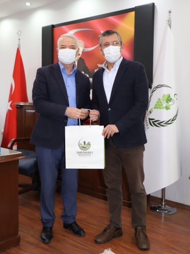 Özel, ziyarette yaptığı konuşmada Başkan Bilgin'in bu zorlu süreci atlatıp sağlığına kavuşmasından dolayı mutlu olduklarını ifade ederek, her konuda Başkan Bilgin'in yanında oldukları mesajını verdi.