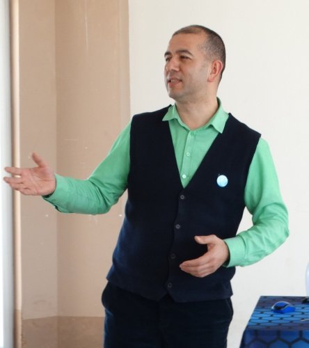 Pandemi yasakları şüphesiz en fazla öğrencileri etkiledi. Okulların kapalı olması nedeniyle eve kapanan öğrenciler, bir yandan online dersleri takip edip okullarında başarılı olmaya çalışırken, diğer yandan lise ve üniversite sınavlarına hazırlanıyorlar.
Eğitim Danışmanı Barış Balcı, kendini disipline edebilen ve bu süreci iyi yöneten öğrencilerin sınavlarda başarılı olacağını söyledi. Sınav öğrencilerine ve ailelelerine danışmanlık yapan, her yaştan öğrenciye hızlı okuma eğitimleri veren Balcı, pandemi sürecinde sınava hazırlanma konusunda şu önerilerde bulundu: