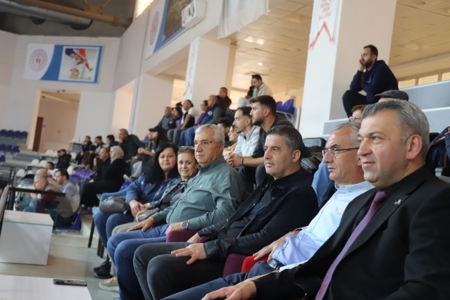 Turgutlu Belediyespor – Ata Okul Spor maçını Turgutlu Belediyespor Başkanı ve Belediye Başkan Yardımcısı Hüseyin Maliz, Turgutlu Belediye Başkan Yardımcısı Ali Rıza Kıran, CHP Turgutlu İlçe Başkanı Hasan Ayma, Belediyespor yöneticileri, daire müdürleri ve taraftarla ile birlikte izleyerek takımı yalnız bırakmadı.