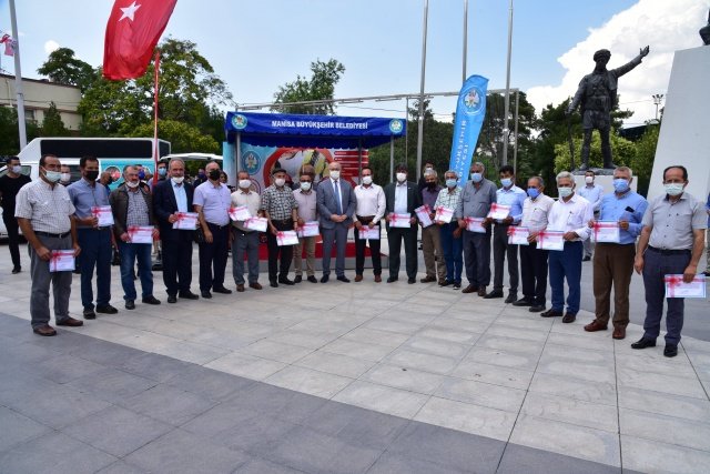 İtfaiyemiz Başarısını Kanıtladı
Manisa Büyükşehir Belediyesi İtfaiye Dairesi Başkanlığı ekiplerinin geride kalan süreçte yaptığı çalışmalarla başarısını kanıtladığını ifade eden Başkan Ergün, “Her zaman belirttiğimiz gibi, itfaiyeye yapılan yatırım insana yapılan yatırımdır. Bu vizyonla, bünyesine dahil ettiğimiz araç ve ekipmanlarla Manisa Büyükşehir Belediyesi İtfaiyesi’ni Türkiye’nin sayılı itfaiyelerinden biri haline getirdik. İtfaiyemiz, sahada yaptığı çalışmalarda da bunu fazlasıyla kanıtladı. Ben, şahsım ve Manisalılar adına itfaiyemize yangın, kaza, kurtarma, su baskınları, fırtına, deprem ve benzeri olaylarda yapmış olduğu çalışmalar için teşekkür ediyorum. 22 Ocak 2020’de İçişleri Bakanlığı tarafından Tunceli Munzur barajında kaybolan öğrenci için itfaiye dalgıç ekibimiz Tunceli’ye görevli olarak çağrılmıştır. Tunceli’de su altı görevini yaptıktan sonra dönüş yolunda, yüreklerimizi yakan Elazığ depremi meydana gelmiştir.  İtfaiyemiz hemen deprem bölgesine geçiş yaparak, ileri teknoloji ekipmanları ile 4 vatandaşımızı sağ salim kurtardı. 30 Ekim 2020 tarihinde ise İzmir’de meydana gelen depremde, ekiplerimiz çok hızlı bir şekilde deprem bölgesine giderek enkaz altında kalan 12 vatandaşımızı sağ olarak çıkardı. 3 enkazda vardiyalı şekilde hiç durmaksızın çalışan 230 personelimiz, itfaiyemize kazandırdığımız son teknoloji ekipmanlar ile hızlı ve güvenli bir şekilde çalışmalarını yapabildiler” diye konuştu.