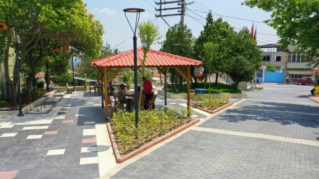 Yenilenen Mahalle Meydanına Şehit Pilotun İsmi Verildi

Saruhanlı Belediye Başkanı Zeki Bilgin, Gökçeköy mahalle meydanının yenilenmesine yönelik başlattıkları çalışmaların tamamlandığını, meydana, 2011 yılında Konya'da eğitim uçuşu yaptığı sırada F-4 tipi uçağın düşmesi sonucu şehit olan, Gökçeköy nüfusuna kayıtlı Pilot Binbaşı Serdar Kandemir'in adını verdiklerini bildirdi.
