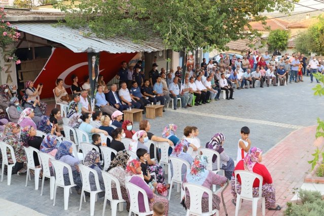 Başkan Bilgin, burada yaptığı konuşmada Saruhanlı'nın 50 mahallesi için, Saruhanlı'da yaşayan 60 bin nüfus için çalıştıklarını ifade ederek şunları kaydetti;

"Bizler göreve geldiğimiz günden bu yana makam sevdalısı değil, hizmet sevdalısı olarak, milletin hizmetkarı olarak gayretle çalıştık. İyi ve kötü günde halkımızın yanında olduk. Önümüzdeki 2 buçuk yıllık süreçte ilçemizde herkesi kucaklayan bir hizmet anlayışıyla, sevgiyle, hoşgörüyle Saruhanlımızı hak ettiği güzelliklerle buluşturmaya devam edeceğiz"

Gökçeköy'de hayata geçirdikleri yatırımlar kapsamında Gökçeköy'e dev bir Atatürk heykeli inşa ettiklerini, meydanı yenileyip Şehit Pilot Binbaşı Serdar Kandemir'in adını verdiklerini, mahalle girişine Ay Yıldızlı Tak yaptıklarını, 3 parkın peyzajını gerçekleştirdiklerini, arazi yollarını ıslah ettiklerini ve halı saha tamiratının devam ettiğini belirten Bilgin, şöyle devam etti;

"Ancak Gökçeköy'e olan hizmet borcumuz bitmedi. Buradan iki müjdeyi daha paylaşmak istiyorum. Önümüzdeki süreçte Gökçeköy'e Zeytin Alım Ofisi ve Kapalı Pazaryeri inşa edeceğiz. Mahalle girişindeki akaryakıt istasyonunun yanına zeytin alım ofisi, kapanan eski belediye binasının arkasındaki alana kapalı pazaryeri yapacağız. Gökçeköy’ün 25-30 yıldır almadığı hizmetleri yapmaktan mutluluk duymaktayım, gurur duymaktayım. Gökçeköy ne istiyorsa Zeki Başkan her zaman onların emrinde ve yanında olacaktır."

CHP Manisa Milletvekili Ahmet Vehbi Bakırlıoğlu, CHP Manisa İl Başkanı Semih Balaban ve Gökçeköy Muhtarı Zafer Deşek ise konuşmalarında başarılı çalışmalara imza atan Başkan Bilgin'e teşekkür ettiler. 

Törendeki konuşmaların ardından Atatürk Heykeli ve Şehit Pilot Binbaşı Serdar Kandemir meydanı hizmete açıldı.

Açılışa CHP Manisa Milletvekili Ahmet Vehbi Bakırlıoğlu, Saruhanlı Belediye Başkanı Zeki Bilgin, Başkan Bilgin'in Eşi Zehra Bilgin, İlçe Jandarma Komutanı Aykut Kurban, İlçe Emniyet Müdür Vekili Erdal Peker, Şehit Serdar Kandemir'in annesi Gülsen Kandemir, CHP Manisa İl Başkanı Semih Balaban, CHP Saruhanlı İlçe Başkanı Hasan Levent, İYİ Parti Saruhanlı İlçe Başkanı Hüseyin Abacı, Tariş Başkanı Hayri Sarıgöl, Esnaf ve Sanatkarlar Odası Başkanı Ahmet Emin Kenez, Esnaf Sanatkarlar Kredi ve Kefalet Kooperatifi Başkanı Ali Kan, CHP Saruhanlı Kadın Kolları Başkanı Zerrin Yaralı, Gökçeköy Muhtarı Zafer Deşek, Millet İttifakı Meclis Üyeleri ve vatandaşlar katıldı.