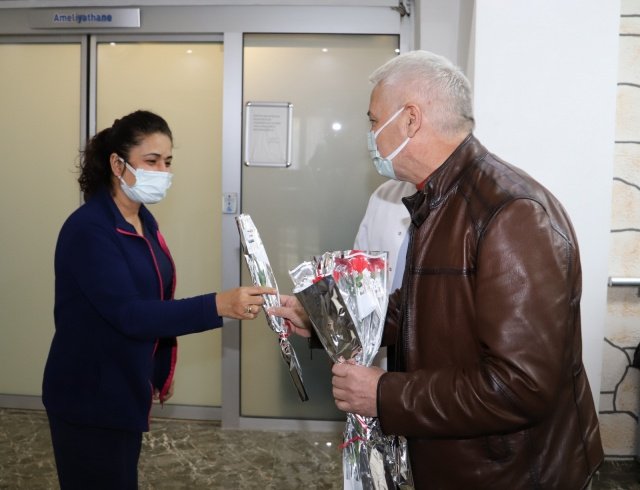 Saruhanlı Belediye Başkanı Zeki Bilgin, yaşatmayı ve insanlığa nitelikli bir yaşam sunmayı amaç edinen sağlık çalışanlarının kutsal bir mesleği icra ettiklerini belirtti.