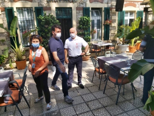 Türkiye’de Kovid-19 pandemisinin olumsuz etkilerini en aza indirgemek üzere yapılan çalışmalara her gün bir yenisi ekleniyor. Son olarak İçişleri Bakanlığının valiliklere gönderdiği "Koronavirüs Denetimleri" genelgesi ile yapılan denetimlere İzmir’in otuz ilçesinden gönüllü öğretmenler, eğitim yöneticileri ve  vefa destek grubunda görev alan eğitimciler  katıldı.