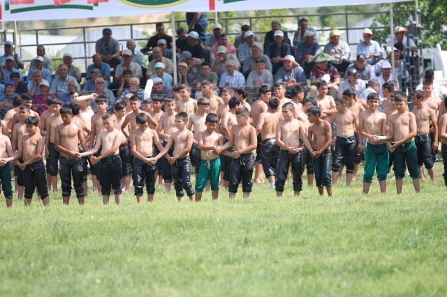 Yaklaşık 400 güreşçinin katıldığı organizasyonda, pehlivanlar er meydanında kıyasıya mücadele etti. Müsabakaları izlemek üzere sadece Akhisar ve Manisa’dan değil, çevre il ve ilçelerden de çok sayıda güreşsever alana akın etti.