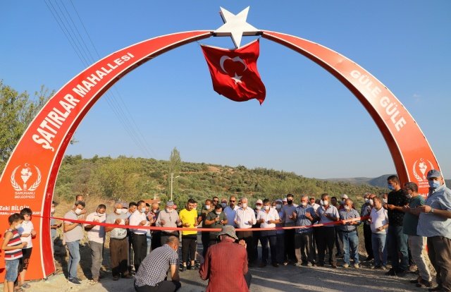 "30 Ağustos Zafer Bayramını kutladığımız böylesine önemli bir haftada böyle anlamlı bir tagı hizmete açmanın mutluluğunu yaşıyoruz. Mahallemize hayırlı olsun. Bu vesile ile vatan toprağımızın düşman işgalinden kurtuluşunu ve Ulusumuzun bağımsızlığını müjdeleyen “30 Ağustos Zaferi’nin” 98. yıldönümünü kutluyor, Gazi Mustafa Kemal Atatürk başta olmak üzere, bu zaferi bize armağan eden İstiklal mücadelemizin bütün kahramanlarını, tüm aziz şehitlerimizi, kahraman gazilerimizi rahmet, minnet ve şükranla anıyorum."
Başkan Bilgin'in konuşmasının ardından kurdelesi kesilen tag hizmete açıldı. Bu sırada kurban kesilerek dua edildi.

Başkan Bilgin'in konuşmasının ardından kurdelesi kesilen tag hizmete açıldı. Bu sırada kurban kesilerek dua edildi.