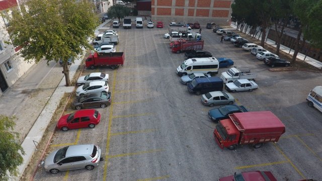 Bu sayede Saruhanlı'daki otopark sorununa bir nebze olsun çare olmayı amaçladıklarını ifade eden Bilgin, "İlçemizde Hükümet Konağı'nın karşısında yıllardır kullanılmayan alanı otoparka dönüştürdük. Bu bölgede 5'i engelli aracı park yeri olmak üzere toplam 98 adet park alanımız oldu. Böylelikle hem atıl halde ki alanı değerlendirmiş olduk. Hem de otopark sıkıntısını hafifletmiş olduk. İlçemize hayırlı olsun."

Saruhanlı Belediyesi, mülkiyeti Manisa Büyükşehir Belediyesine ait olan ancak bir kaç yıldır atıl halde bulunan PTT binası önündeki alanı da geçen yıl otoparka dönüştürmüştü.