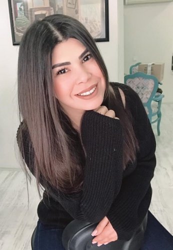 Kaşlar Yeniden Çiziliyor
Kaşlarını beğenmeyen, kalın, ince veya seyrek bulan kadınlar kalıcı makyajla kaşını yeniden şekillendirmek istiyorlar. Bazı insanların kaşları düşük oluyor. Bu tip kaşlar yüze acıklı ve bezgin bir ifade veriyor. Bazen de seyrekleşiyor veya dökülüyor. Kaşlara kalıcı makyaj uygulanması sorunları büyük ölçüde gideriyor. Önce gelen kişinin fotoğraflarını çekip yüz anatomisi çalışıyoruz. Sonra 1,5-2 saatlik bir uygulama ile kaşı yeniden şekillendiriyoruz. Kaş tellerini birer birer çalışıyoruz. Bu ince teknik sayesinde özellikle seyrek kaşların arasına yapılan kalıcı makyajlar, son derece doğal bir görünüm sağlıyor.