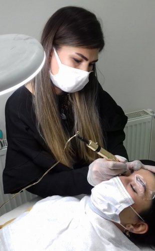 Karaktere ve Yaşam Tarzına Göre Kaş
Kaş şekli; kişinin yüzü, kemik yapısı, giyim tarzı, konuşması, mimikleri ve karakteri ile bütünlük arzediyor. Bu nedenle çizim yaparken, kaş şekillendirirken hep bunları bir bütün olarak değerlendiriyoruz. Seçilen kaş şeklinin, yüz hatlarından giyim tarzınıza, el hareketlerinden mimiklerine ve ses tonuna kadar kişiyi yansıtması gerekiyor.
Mesela çok etnik giyinen, doğal ve sade birisine kavisli ve ince bir kaş çizmiyorum. Kavisli ve ince kaş daha kadınsı tarzda birini tanımlar. Daha etnik, doğal birini ise kalın ve az kavisli bir kaş iyi gösterir. Çok spor, salaş, gösterişten uzak kişilere, doğal hatlarının dışında şekil önermem. Daha vamp, sert, iddialı bir karaktere ise düz kalın kaşları yakıştırıyorum. Kaş şeklinin kişiyi tamamlaması gerekir.