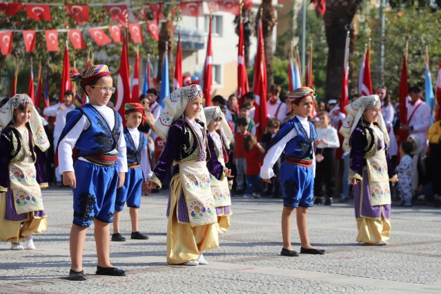 Turgutlu, Türkiye Cumhuriyeti’nin 101’inci yıl dönümünü adına yakışır etkinliklerle kutlamaya hazırlanıyor. İki gün sürecek olan etkinlikler kapsamında gösteriler, konserler, sergiler düzenlenecek.