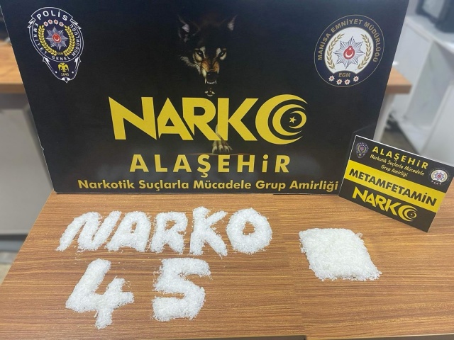 Narkotik Suçlarla Mücadele Şube Müdürlüğü Alaşehir NSM Büro Amirliği görevlilerimizce uyuşturucu madde satan ve nakleden şahıslara yönelik yapılan çalışmalar sonucu Gaziantep ilinden Alaşehir ilçemize uyuşturucu sevkiyatı yapacağı değerlendirilen bir araçta yapılan aramada; 

 

 595 GR Metamfetamin maddesi ele geçirilmiş

 

Konuyla ilgili araçta bulunan N.Y. ve A.Ç. isimli şüpheli şahıslar yakalanarak gözaltına alınmış, "Uyuşturucu Ticareti" suçu kapsamında yapılan işlemler sonucu her iki şahısta 01.03.2024 günü çıkarıldığı mahkemece tutuklanmıştır.

Manisa halkının huzur ve güvenliği için Manisa Emniyet Müdürlüğü olarak suç ve suçlularla mücadelemiz aralıksız devam edecektir.