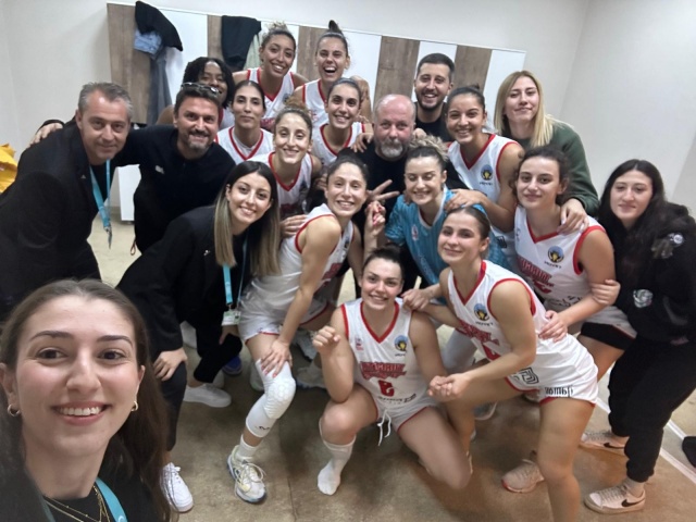 Turgutlu Belediyesi Kadın Voleybol ve Kadın Basketbol Takımları aldıkları galibiyetlerle çifte mutluluk yaşattı.