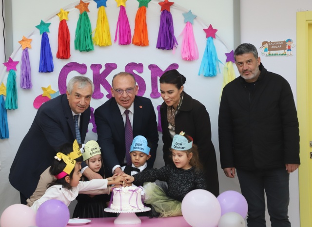 Turgutlu Belediye Başkanı Çetin Akın’ın eğitimde fırsat eşitliği sağlamak amacıyla hayata geçirdiği, okul öncesi eğitim ve üç öğün beslenme programının ücretsiz sunarak Türkiye’de bir ilke imza attığı Mustafa Kemal Mahallesi Çocuk Kültür Sanat Merkezi iki yaşına girdi. Geçtiğimiz yıl olduğu gibi bu yıl da merkezin kuruluş yıl dönümü büyük bir coşkuyla kutlandı. Eğitim gören minik öğrenciler, öğretmenleriyle birlikte hazırladıkları gösterileri sahneleyerek keyifli anlar yaşadı.