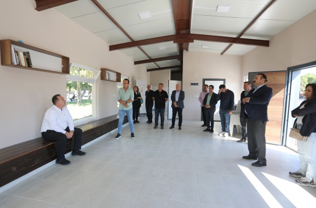 Akhisar Belediyesi, yakınlarını kaybeden vatandaşların başsağlığı dileklerini daha rahat bir ortamda kabul edebilecekleri taziye ve kültür evini hizmete açtı. Akhisar Belediye Başkanı Besim Dutlulu, Taziye ve Kültür Evi’nde incelemelerde bulundu.