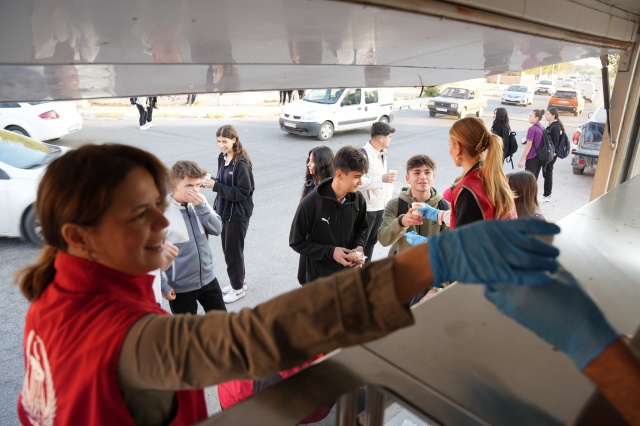 Geleceğimizin mimarı öğrencilere destek olmanın belediyenin öncelikli sorumluluklarından biri olduğunu vurgulayan Akhisar Belediye Başkanı Besim Dutlulu, ‘Günaydın Çorbası’ dağıtım noktası sayılarının ilerleyen günlerde artacağını müjdeledi.
