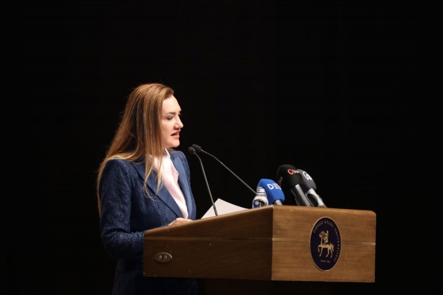 “ENGELSİZ TOPLUM İÇİN ÇALIŞIYORUZ”
Tören programının açılış konuşmasını yapan Dokuz Eylül Üniversitesi Rektörü Prof. Dr. Nükhet Hotar, DEÜ’nün engelsiz toplum ve üniversite anlayışına uygun akademik ve bilimsel çalışmalar yürüttüğünün altını çizerek, “Araştırma Üniversitemiz, öğretim, araştırma ve sosyal faaliyetlerini özel gereksinimi olan bireylerin ihtiyaç ve taleplerini dikkate alarak planlanmaktadır. Kamusal yükümlülükleri bulunan Üniversitemizdeki bu durum, hem kuruluş ilke ve değerlerinin bir göstergesi hem de engelsiz üniversite ve toplum ideallerine ulaşma isteğinin sonucudur. Üniversitemizin bu alanda elde etmiş olduğu başarıları ve gururu paylaşmak üzere bugün burada bir araya geldik” ifadesinde bulundu.