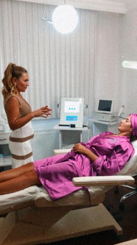 * Thermage ile diğer radyofrekans cihazları arasındaki farklar nelerdir?
Diğer radofrekans cihazlarında, cilt altı 40-42 dereceye kadar ısıtabilirken, Thermage üretebildiği enerji ve güç çok daha fazladır. Thermage tek seanslık bir uygulama ile tüm bu seansların çok üstünde bir enerji verebilmektedir.