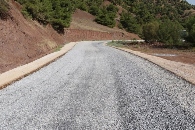 Manisa'nın her noktasında özveriyle yol yapım çalışmalarını sürdüren Manisa Büyükşehir Belediyesi, Salihli'de Burhan, Çakaldoğan, Yağmurlar ve Köseali mahallelerini birbirine bağlayan yolda sathi kaplama uygulaması gerçekleştirdi. Yaklaşık 40 yıldır ulaşım sorunu yaşayan Salihli ilçesi Burhan, Çakaldoğan, Yağmurlar ve Köseali Mahallelerinde yaşayan vatandaşların sorunlarına Büyükşehir Belediyesi Yol Yapım ve Onarım Daire Başkanlığı'nın çalışmalarıyla son verildi.