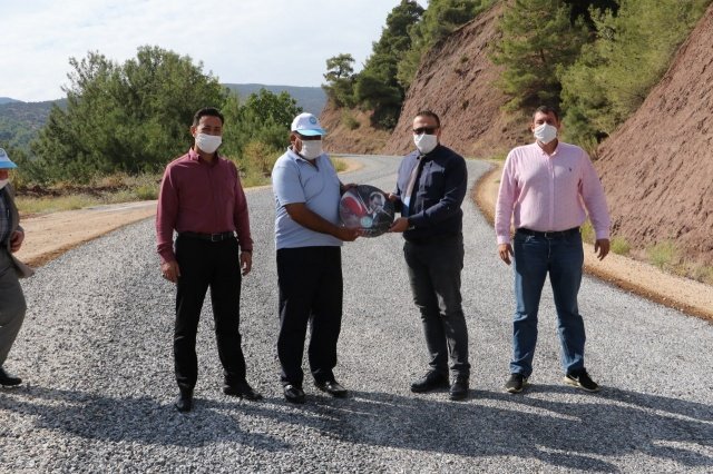Yollarımızı en güzel şekilde yaptı. Cengiz Başkanımızdan ve emeği geçenlerden Allah razı olsun" dedi. Çakaldoğan Mahalle Muhtarı Ali Özyürek ise, "Yolumuz çok bozuktu. Burhan mahallesine kadar yeni yapıldı. Cengiz Başkanın sayesinde bu yollar yapıldı. Teşekkür ederiz" diye konuştu. Yaklaşık 40 senedir yollarının bakıma ihtiyacı olduğunu söyleyen Burhan Mahalle Muhtarı Yahya Akyol, "Büyük başkan Cengiz Başkanımızdan Allah razı olsun. Bizlere değer verdi. Allah başımızdan eksik etmesin. Allah bin kere razı olsun. Bundan sonra da güzel hizmetler alacağımıza inanıyorum, güveniyorum" dedi. Köseali'den başlayan yolun Salihli'ye kadar uzandığını dile getiren Muhtar Hüseyin Deniz, "Yıllardır bozuk olan bu yol Cengiz Ergün Başkanımız sayesinde çok güzel oldu. Yol medeniyet diyorlar. Medeniyeti Cengiz Başkanımız ve Zeki Başkanımız sayesinde yaşadığımız için çok mutluyuz" ifadelerini kullandı.