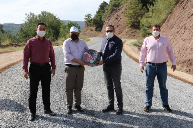 Mahalle Muhtarları Başkan Ergün'e Teşekkür Etti
Manisa Büyükşehir Belediyesi Yol Yapım ve Onarım Daire Başkanlığı ekiplerince gerçekleştirilen asfalt çalışmaları mahalle muhtarları ve mahalle sakinleri tarafından memnuniyetle karşılandı. Çalışmaları anlatan muhtarlar, Başkan Ergün ve ekibine teşekkürlerini iletti. Yolun daha önce bakımsız bir durumda olduğunu ifade eden Yağmurlar Mahalle Muhtarı Turan Can, "Bu yol daha önce bakımsız bir durumdaydı. Bu yol Köseali mahallesinden Salihli Devlet Hastanesinin yanına kadar bağlayan bir yol. Kötü durumdaydı. Cengiz Başkanımızdan Allah razı olsun. Pandemi döneminde bizleri yalnız bırakmadı.