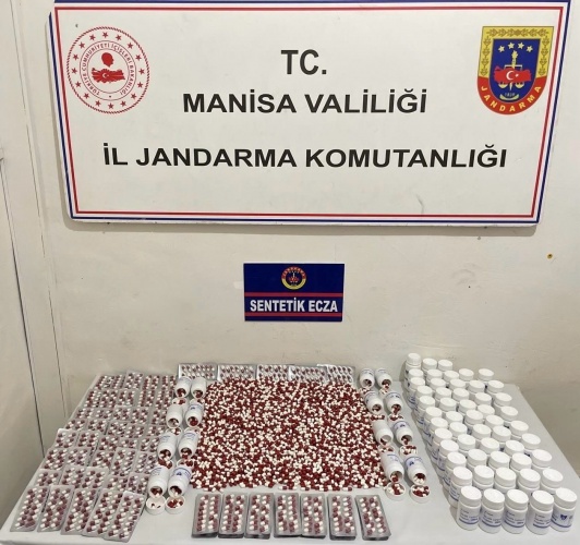 Manisa ili Şehzadeler ilçesinde R.B.Y. (1996/E) isimli şahsın uyuşturucu sattığı bilgisi elde edilmesi üzerine, Şehzadeler İlçe J.K.lığı tarafından 25.03.2025 tarihinde şahsın ikametinde yapılan aramada;
*- (10.580) Adet Uyuşturucu Hap* ele geçirilmiştir.

Cumhuriyet Savcısının talimatı doğrultusunda şüpheli şahıs Manisa Cumhuriyet Başsavcılığına sevk edilmek üzere gözaltına alınmıştır.