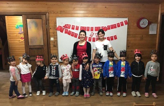 23 Nisan Ulusal Egemenlik ve Çocuk Bayramı dolayısıyla Manisa Büyükşehir Belediyesinin ilçelerdeki Çocuk Kültür ve Sanat Merkezlerinde çeşitli etkinlikler düzenlendi.
 

Manisa Büyükşehir Belediyesi’nin bünyesinde eğitim veren Çocuk Kültür ve Sanat Merkezleri 17 ilçede de 23 Nisan etkinliği düzenledi. Tüm ilçelerde öğrenciler 23 Nisan Ulusal Egemenlik ve Çocuk Bayramını çeşitli etkinliklerle kutladı. Şarkılar eşliğinde dans gösterileri, şiir okumaları, resim sergileri ve oyunlarla kendi bayramlarını doyasıya kutlayan çocuklar öğretmenleri ve velileri eşliğinde güzel bir gün geçirdi. Manisa Büyükşehir Belediyesi Kültür ve Sosyal İşler Dairesi Başkanı Ergün Aksoy, il genelinde bulunan Çocuk Kültür ve Sanat Merkezlerinde 23 Nisan coşkusunun yaşandığını belirtti. Aksoy, “23 Nisan çocuklarımızın bayramı. Düzenlenen etkinliklerle doyasıya eğlendiler” dedi.