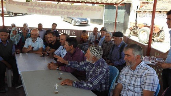 Demirci Kaymakamı Mutlu Akyol Rahmanlar mahallesinde halk toplantısı yaparak vatandaşların sorunlarını dinledi.
Demirci İlçesine bağlı Rahmanlar mahallesinde düzenlenen halk toplantısında vatandaşların sorun ve önerileri dinlenerek, sorunların çözümü konusunda nelerin yapılabileceği vatandaşlara anlatıldı.
Kaymakam Mutlu Akyol mahalle muhtarı Bilal Dönmez'e çalışmalarında başarılar diledi. 
Toplantıya, Demirci Kaymakamı Mutlu Akyol, İlçe Jandarma Komutanı Jandarma Teğmen Okan Doğan, Demirci Müftüsü Mustafa Kocagöz, İlçe Gıda Tarım ve Hayvancılık Müdürü İslam Köse, Milli Eğitim Müdürü Yüksel Kocabaş, Kaymakamlık Yazı İşleri Müdürü Bülent Yılmaz, Demirci Orman İşletme Müdür Yardımcısı Faruk Yeşil katıldı.
