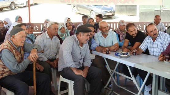 Demirci Kaymakamı Mutlu Akyol Rahmanlar mahallesinde halk toplantısı yaparak vatandaşların sorunlarını dinledi.
Demirci İlçesine bağlı Rahmanlar mahallesinde düzenlenen halk toplantısında vatandaşların sorun ve önerileri dinlenerek, sorunların çözümü konusunda nelerin yapılabileceği vatandaşlara anlatıldı.
Kaymakam Mutlu Akyol mahalle muhtarı Bilal Dönmez'e çalışmalarında başarılar diledi. 
Toplantıya, Demirci Kaymakamı Mutlu Akyol, İlçe Jandarma Komutanı Jandarma Teğmen Okan Doğan, Demirci Müftüsü Mustafa Kocagöz, İlçe Gıda Tarım ve Hayvancılık Müdürü İslam Köse, Milli Eğitim Müdürü Yüksel Kocabaş, Kaymakamlık Yazı İşleri Müdürü Bülent Yılmaz, Demirci Orman İşletme Müdür Yardımcısı Faruk Yeşil katıldı.