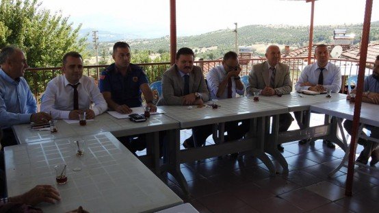 Demirci Kaymakamı Mutlu Akyol Rahmanlar mahallesinde halk toplantısı yaparak vatandaşların sorunlarını dinledi.
Demirci İlçesine bağlı Rahmanlar mahallesinde düzenlenen halk toplantısında vatandaşların sorun ve önerileri dinlenerek, sorunların çözümü konusunda nelerin yapılabileceği vatandaşlara anlatıldı.
Kaymakam Mutlu Akyol mahalle muhtarı Bilal Dönmez'e çalışmalarında başarılar diledi. 
Toplantıya, Demirci Kaymakamı Mutlu Akyol, İlçe Jandarma Komutanı Jandarma Teğmen Okan Doğan, Demirci Müftüsü Mustafa Kocagöz, İlçe Gıda Tarım ve Hayvancılık Müdürü İslam Köse, Milli Eğitim Müdürü Yüksel Kocabaş, Kaymakamlık Yazı İşleri Müdürü Bülent Yılmaz, Demirci Orman İşletme Müdür Yardımcısı Faruk Yeşil katıldı.