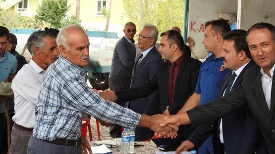 Demirci Kaymakamı Mutlu Akyol Boyacık mahallesinde halk toplantısı yaparak vatandaşların sorunlarını dinledi.
Demirci İlçesine bağlı Boyacık mahallesinde düzenlenen halk toplantısında vatandaşların sorun ve önerileri dinlenerek, sorunların çözümü konusunda nelerin yapılabileceği vatandaşlara anlatıldı.
Kaymakam Mutlu Akyol mahalle muhtarı Kadir Öngen'e çalışmalarında başarılar diledi. 
Toplantıya, Demirci Kaymakamı Mutlu Akyol, İlçe Jandarma Komutanı Jandarma Teğmen Okan Doğan, İlçe Gıda Tarım ve Hayvancılık Müdürü İslam Köse, Milli Eğitim Müdürü Yüksel Kocabaş, Kaymakamlık Yazı İşleri Müdürü Bülent Yılmaz, Demirci Orman İşletme Müdürü Ahmet Aydın, Demirci SYDV Müdürü Fikret Çelik, Muharrip Gaziler Derneği Demirci Şube Başkanı Kamil Aydemir katıldı.