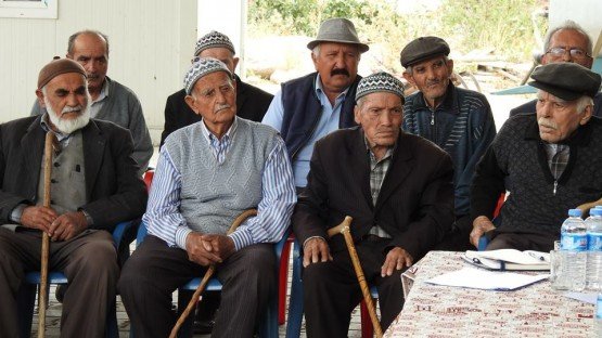 Demirci Kaymakamı Mutlu Akyol Boyacık mahallesinde halk toplantısı yaparak vatandaşların sorunlarını dinledi.
Demirci İlçesine bağlı Boyacık mahallesinde düzenlenen halk toplantısında vatandaşların sorun ve önerileri dinlenerek, sorunların çözümü konusunda nelerin yapılabileceği vatandaşlara anlatıldı.
Kaymakam Mutlu Akyol mahalle muhtarı Kadir Öngen'e çalışmalarında başarılar diledi. 
Toplantıya, Demirci Kaymakamı Mutlu Akyol, İlçe Jandarma Komutanı Jandarma Teğmen Okan Doğan, İlçe Gıda Tarım ve Hayvancılık Müdürü İslam Köse, Milli Eğitim Müdürü Yüksel Kocabaş, Kaymakamlık Yazı İşleri Müdürü Bülent Yılmaz, Demirci Orman İşletme Müdürü Ahmet Aydın, Demirci SYDV Müdürü Fikret Çelik, Muharrip Gaziler Derneği Demirci Şube Başkanı Kamil Aydemir katıldı.
