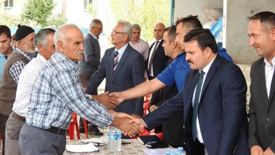 Demirci Kaymakamı Mutlu Akyol Boyacık mahallesinde halk toplantısı yaparak vatandaşların sorunlarını dinledi.
Demirci İlçesine bağlı Boyacık mahallesinde düzenlenen halk toplantısında vatandaşların sorun ve önerileri dinlenerek, sorunların çözümü konusunda nelerin yapılabileceği vatandaşlara anlatıldı.
Kaymakam Mutlu Akyol mahalle muhtarı Kadir Öngen'e çalışmalarında başarılar diledi. 
Toplantıya, Demirci Kaymakamı Mutlu Akyol, İlçe Jandarma Komutanı Jandarma Teğmen Okan Doğan, İlçe Gıda Tarım ve Hayvancılık Müdürü İslam Köse, Milli Eğitim Müdürü Yüksel Kocabaş, Kaymakamlık Yazı İşleri Müdürü Bülent Yılmaz, Demirci Orman İşletme Müdürü Ahmet Aydın, Demirci SYDV Müdürü Fikret Çelik, Muharrip Gaziler Derneği Demirci Şube Başkanı Kamil Aydemir katıldı.