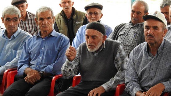 Demirci Kaymakamı Mutlu Akyol Boyacık mahallesinde halk toplantısı yaparak vatandaşların sorunlarını dinledi.
Demirci İlçesine bağlı Boyacık mahallesinde düzenlenen halk toplantısında vatandaşların sorun ve önerileri dinlenerek, sorunların çözümü konusunda nelerin yapılabileceği vatandaşlara anlatıldı.
Kaymakam Mutlu Akyol mahalle muhtarı Kadir Öngen'e çalışmalarında başarılar diledi. 
Toplantıya, Demirci Kaymakamı Mutlu Akyol, İlçe Jandarma Komutanı Jandarma Teğmen Okan Doğan, İlçe Gıda Tarım ve Hayvancılık Müdürü İslam Köse, Milli Eğitim Müdürü Yüksel Kocabaş, Kaymakamlık Yazı İşleri Müdürü Bülent Yılmaz, Demirci Orman İşletme Müdürü Ahmet Aydın, Demirci SYDV Müdürü Fikret Çelik, Muharrip Gaziler Derneği Demirci Şube Başkanı Kamil Aydemir katıldı.
