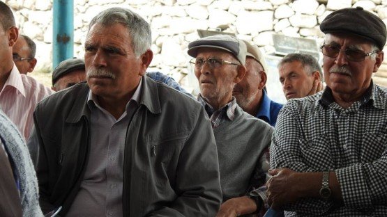 Demirci Kaymakamı Mutlu Akyol Boyacık mahallesinde halk toplantısı yaparak vatandaşların sorunlarını dinledi.
Demirci İlçesine bağlı Boyacık mahallesinde düzenlenen halk toplantısında vatandaşların sorun ve önerileri dinlenerek, sorunların çözümü konusunda nelerin yapılabileceği vatandaşlara anlatıldı.
Kaymakam Mutlu Akyol mahalle muhtarı Kadir Öngen'e çalışmalarında başarılar diledi. 
Toplantıya, Demirci Kaymakamı Mutlu Akyol, İlçe Jandarma Komutanı Jandarma Teğmen Okan Doğan, İlçe Gıda Tarım ve Hayvancılık Müdürü İslam Köse, Milli Eğitim Müdürü Yüksel Kocabaş, Kaymakamlık Yazı İşleri Müdürü Bülent Yılmaz, Demirci Orman İşletme Müdürü Ahmet Aydın, Demirci SYDV Müdürü Fikret Çelik, Muharrip Gaziler Derneği Demirci Şube Başkanı Kamil Aydemir katıldı.