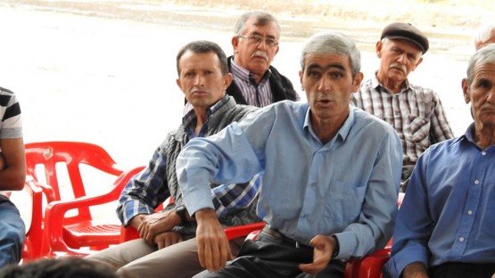 Demirci Kaymakamı Mutlu Akyol Boyacık mahallesinde halk toplantısı yaparak vatandaşların sorunlarını dinledi.
Demirci İlçesine bağlı Boyacık mahallesinde düzenlenen halk toplantısında vatandaşların sorun ve önerileri dinlenerek, sorunların çözümü konusunda nelerin yapılabileceği vatandaşlara anlatıldı.
Kaymakam Mutlu Akyol mahalle muhtarı Kadir Öngen'e çalışmalarında başarılar diledi. 
Toplantıya, Demirci Kaymakamı Mutlu Akyol, İlçe Jandarma Komutanı Jandarma Teğmen Okan Doğan, İlçe Gıda Tarım ve Hayvancılık Müdürü İslam Köse, Milli Eğitim Müdürü Yüksel Kocabaş, Kaymakamlık Yazı İşleri Müdürü Bülent Yılmaz, Demirci Orman İşletme Müdürü Ahmet Aydın, Demirci SYDV Müdürü Fikret Çelik, Muharrip Gaziler Derneği Demirci Şube Başkanı Kamil Aydemir katıldı.