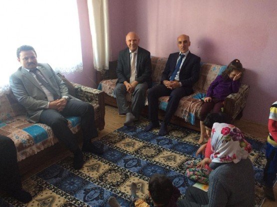 Demirci Kaymakamı Mutlu Akyol, Kıbrıs Gazisi Mahmut Yaşar Özkul ve Dr. Mehmet Akarsu mahallesinde ikamet eden Necla Bulut’u ziyaret etti.
Yapılan ziyarette ailelerimizin talepleri dinlendi. Ziyaret programında Kaymakam Akyol'a İlçe Müftüsü Mustafa Kocagöz ve Sosyal Yardımlaşma ve Dayanışma Vakfı Müdürü Fikret Çelik ile Muharip Gaziler Derneği Başkanı Kamil Aydemir'de eşlik etti.