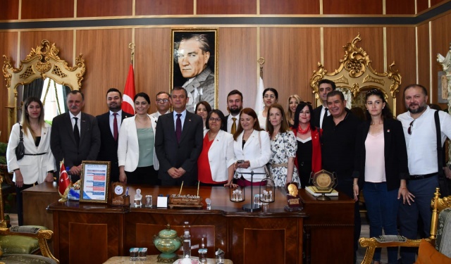 KANUN NEYİ GEREKTİRİYORSA O YAPILACAK

 

Seçmenlere seslenen CHP’li Özel, parti gözetmeksizin herkese eşit hizmet götürüleceğinin sözünü verirken, yapılan yolsuzlukları da yargıya taşıyacaklarını söyledi. CHP Genel Başkanı Özel: “AK Parti, MHP’ye oy atan kimse kendisini dışarıda hissetmesin. Bu belediyeler onlara da hizmet etmek için var. Onlar ‘CHP var bize yaşam şansı tanımazlar’ diye bir şey yok. Ne esnafı ne müteahhidi, ne de bir başkanı kurallar neyse eşit uygulanacak. Herkes böyle bilsin. Tabi ki geçmiş dönemlerde yapılan bir takım hatalar, eksiklikler, kasıtlar ve kusurlar var. Küçük hataları kusurları görmeyiz. Ama kasıtları özellikle kamu kaynaklarının bir partinin yandaşlarına peşkeş çekilmesini, 150 bin TL’ye yapılacak işin 350 bin TL’ye yapılmasını affetmeyiz. Sorumlusu kamu görevlisi ise kamu görevlisi, siyasetçi ise siyasetçi hesabını verecek. Ama bunu asla ve asla bir hesaplaşma şeklinde değil, kanun neyi gerektiriyorsa belgeleri savcılara teslim ederek objektif bir şekilde yapacağız. Suçu olmayan, hatası olmayan kimseye bir şey yapmayız. Fark etmeden kendisine suç işletilenleri hep birlikte değerlendireceğiz. Ama suçun, rüşvetin, kirliliğin parçası olan kimseyle yol yürümemiz mümkün değildir. Onlar hesaplarını verecekler” şeklinde konuştu.