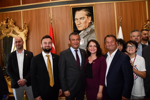 ‘UZUN YILLARDIR BEKLEDİĞİM ANLAMLI BİR ZİYARET’

 

Kendisinin de Yunusemre’de yaşadığını, parti üyelik kaydının da bu ilçede olduğunu dile getiren CHP Genel Başkanı Özel, çok uzun yıllardır bu ziyareti beklediğini söyledi. Özgür Özel burada yaptığı konuşmada, “Benim açımdan çok anlamı bir ziyaret. Çok uzun yıllardır beklediğimiz bir ziyaret. Yunusemre benim de Sayın Belediye Başkanımızın da ve çoğumuzun da ikamet ettiği ilçe. Şehzadelerde doğmuş orada okumuş, Yunusemre’ye taşınmış insanlarız. Parti üyeliği kaydımız da Yunusemre’ye aittir. Geçen seçim partimizin logosunun olmadığı ittifak ortağımızla seçime girip elimizden geleni yapmıştık. Ama maalesef Manisa kazanılamamıştı. Bu sefer partimiz Manisa’daki 17 ilçeden liste veremediği bir ilçeyi saymazsak yarışa girdiği sadece 2 ilçeyi kaybetti. Manisa’da şu anda AK Parti’nin 2, Yeniden Refah Partisi’nin 1 belediyesi var. Manisa’da yıllardır seçim kaybettik. Sadece bir bayramlaşmaya Cahit Kaplan ile birlikte gitmiştik. Hep yalnızdık, zorluklar çektik. Partinin milletvekili, grup başkanvekili, ana muhalefet partisi olarak bizi arayıp da bir isteğiniz, yapabileceğiniz bir şey var mı diye soran olmadı. İl başkanıma talimatımdır. Bundan sonraki her resmi günde, bayramda ildeki birinci parti olarak bütün partileri arayıp onları da buralara dahil etmek olacak. Belediye Başkanımıza atanan belediye başkan yardımcılarımıza ayrı ayrı başarılar diliyorum.  Her siyasi partiden belediye meclis üyelerimize uyumlu ve Manisa’ya Yunusemre’ye katkı sağlayacak çalışmaları için şimdiden tebrik ediyor, başarılar diliyorum” dedi.