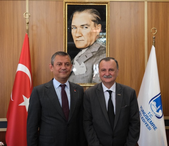 CHP Genel Başkanı Özgür Özel, Yunusemre Belediye Başkanı Semih Balaban’ı ziyaret ederek, yeni görevinde başarılar diledi. Oturduğu şehrin belediyesini kazanmaktan mutluluk duyduğunu kaydeden Özgür Özel, “Biz Türkiye’ye örnek olacağız. Bir devri bitirmek, yeni bir devir açmak için geldik” diye konuştu.
