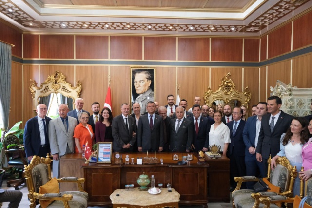 Çeşitli temaslarda bulunmak üzere Manisa’ya gelen CHP Genel Başkanı Özgür Özel, Yunusemre Belediye Başkanı Semih Balaban’ı makamında ziyaret ederek görevinde başarılar diledi. CHP’li Özel’e Manisa Büyükşehir Belediye Başkanı Ferdi Zeyrek, genel başkan yardımcıları, Manisa Milletvekilleri, ilçe belediye başkanları ve partililer eşlik etti. Ziyarette belediye başkan yardımcıları ve meclis üyeleri de hazır bulundu. CHP liderini Yunusemre’de ağırlamaktan mutluluk duyduğunu ifade eden Yunusemre Belediye Başkanı Balaban, “Bizi onurlandırdığı için kendisine teşekkür ediyor, sevgilerimi saygılarımı iletiyorum. Kendisinin demokratlığı demokrasiye olan inancı sonucunda biz buralardayız. Demokrat tavrından dolayı bir kez daha teşekkür ediyorum.” dedi. Yapılan çalışmalar hakkında da Özgür Özel’i bilgilendiren Başkan Balaban, tespit ettikleri borç kalemlerini ve nedenlerini anlatırken; kiralanan 48 aracın şirkete iade edildiğini belirtti buradan 68 milyon gibi bir borç yükü doğduğunu söyledi.