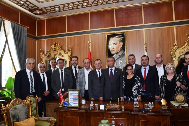 ‘TÜRKİYE’YE ÖRNEK OLACAĞIZ’

 

Önümüzdeki günlerde CHP’li belediyelere gönderilecek genelge ile kamuda tasarrufa gidilmesinin talimatını vereceklerinin altını çizen CHP Genel Başkanı, “Geçmişin şatafatından arınacağız” dedi. CHP’li Özel açıklamasını şu sözlerle tamamladı: “Önümüzdeki hafta bütün CHP’li belediyelere israf ve tasarruf genelgesi yollayacağız. Bu genelgeyle yeni bir çığır açacağız. Herkesin bu tasarrufa katkı sağlamasını isteyeceğiz. Türkiye’nin en borçlu belediyelerinden biri devralınmış durumda. Bu borçların kapatılması, bir şekilde döndürülmesi, belediyenin hizmet etmesi gerekiyor. Standart belediyecilik hizmetlerinde bir aksama olmayacak. Her kuruş sosyal belediyecilik için harcanacak. Yoksullar, dezavantajlı gruplar için harcanacak. Bu kentte birileri açlık çekerken birileri sefa sürmeyecek. Birileri yoksulluk çekerken birileri dağda belediyenin yaptırmış olduğu köşklerde israf masalarında homini gırtlak yemeyecek. Yoksulluk varsa yoksulluk ortadan kalkana kadar kimse şatafatın ve lüksün yaşadığı bir belediyede bulunmayacak. Sosyal belediyeciliğin en iyi örneğini sergileyeceğiz.  Biz Türkiye’ye örnek olacağız. Bu ülkede nelerin olduğunu nasıl yönetildiğini nasıl yandaşların kayrıldığını hep birlikte yaşadık. Şimdi bizim yandaşlarımızın kayrılması için bu belediyeyi devir teslim almadık. Bir devri bitirmek, yeni bir devir açmak için geldik.” Konuşmaların ardından Yunusemre Belediye Başkanı Semih Balaban, CHP Genel Başkanı Özgür Özel’e hediye takdiminde bulundu.