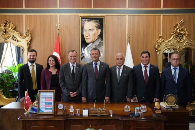 ‘DEVR-İ SABIK YARATMA NOKTASINDA DEĞİLİZ’

 

Konuşmasında Türkiye gündemine oturan makam odası konusuna da değinen Özgür Özel şunları dile getirdi: “İçinde bulunduğumuz oda Türkiye’nin en çok konuştuğu makam odalarından bir tanesi. Elbette zevkler, renkler tartışılmaz. Ama müsriflik, israf varsa ondan da uzak dururuz. O noktada da devr-i sabık yaratma noktasında değiliz. Ama yetimin hakkını yiyen varsa Manisa’nın hakkını başkalarına çekmiş olan varsa o dönemler bitti. Şimdi onların hesabını verme dönemi başladı. Manisa’da esnaf yokmuş gibi Türkiye’nin öbür ucundaki esnaflara şirketlere ihaleler verenler veya Manisalıların varlıklarını birilerine peşkeş çekip oradan bir partiyi finanse edenlerin döneminin sona erdiğini büyük bir memnuniyetle görüyoruz. Gerçek sorumlular yargı önünde hesap verecek. Bunu yapmazsak kendimizi inkar etmiş oluruz. Ama partili anlamında, oy veren anlamında kimsenin ekmeği ile oynama, işinden etme gibi şeyler olmayacak. Ama yürüyen soruşturmalar var. Soruşturmalar devam edecek”