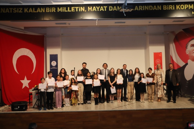 Demirci'nin harika çocukları bir ders yılı boyunca öğretmenleri Sercan Ayık'la sürdürdükleri müzik eğitimlerinde gala yaptı.
Birbirinden yetenekli çocukların Öğretmen Ayık'la birlikte sahneledikleri konser izleyicileri büyüledi. Demirci ilçesinde Gençlik ve Spor Müdürlüğü ile Mehmet Akif Ersoy Gençlik Merkezi tarafından organize edilen 15-21 Mayıs Gençlik Haftası etkinlikleri kapsamında “Gençlik Konseri” düzenlendi. Mehmet Akif Ersoy Gençlik Merkezi Konferans Salonu'nda düzenlenen konsere Kaymakam Adem Kaya ve eşi Halide Kaya, Belediye Başkanı Erkan Kara, İlçe Gençlik ve Spor Müdürü Bilal Yılmaz, İlçe Milli Eğitim Müdürü Bilal Çetinkaya kurum müdürleri, öğretmenler, öğrenciler ve vatandaşlar katıldı. Saygı duruşu ve İstiklal Marşı’nın okunmasıyla başlayan programda açılış konuşmasını İlçe Gençlik ve Spor Müdürü Bilal Yılmaz yaptı. Programın Yoğun bir katılımın olduğu konserde müzik eğitimi alan çocuk ve genç gruplarında bağlama, gitar, keman ve piyano eğitimi alan öğrenciler performanslarını sergilediler. Konser sonunda Kaymakam Adem Kaya müzik öğretmeni Sercan Ayık’a Katılım belgesi ve çiçek takdim etti. Belediye Başkanı Erkan Kara müzik eğitimi alan katılımcı öğrencilere katılım belgesi takdim etti.