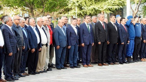 Demirci ilçesinde Muhtarlar Günü dolayısıyla tören düzenlendi.
Atatürk Anıtı önünde gerçekleştirilen törene, Demirci Kaymakamı Mutlu Akyol, Belediye Başkanı Selami Selçuk, siyasi parti temsilcileri, daire amirleri ve çok sayıda muhtar katıldı. Tören, Demirci Muhtarlar Derneği Başkanı Nurullah Emekli'nin Atatürk Anıtı'na çelenk sunması, saygı duruşunda bulunulması ve İstiklal Marşı'nın okunmasıyla başladı. Çelenk sunma törenin ardından Başkan Emekli, günün anlam ve önemini belirten bir konuşma yaptı. Daha sonra protokol üyeleri tarafından Demirci Muhtarlar Derneğine ziyaretler yapıldı.