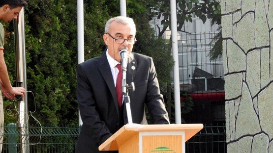 Demirci ilçesinde Muhtarlar Günü dolayısıyla tören düzenlendi.
Atatürk Anıtı önünde gerçekleştirilen törene, Demirci Kaymakamı Mutlu Akyol, Belediye Başkanı Selami Selçuk, siyasi parti temsilcileri, daire amirleri ve çok sayıda muhtar katıldı. Tören, Demirci Muhtarlar Derneği Başkanı Nurullah Emekli'nin Atatürk Anıtı'na çelenk sunması, saygı duruşunda bulunulması ve İstiklal Marşı'nın okunmasıyla başladı. Çelenk sunma törenin ardından Başkan Emekli, günün anlam ve önemini belirten bir konuşma yaptı. Daha sonra protokol üyeleri tarafından Demirci Muhtarlar Derneğine ziyaretler yapıldı.