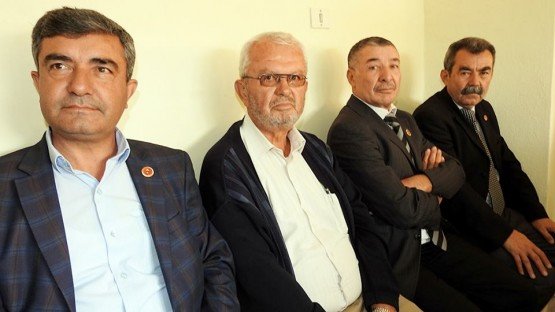 Demirci ilçesinde Muhtarlar Günü dolayısıyla tören düzenlendi.
Atatürk Anıtı önünde gerçekleştirilen törene, Demirci Kaymakamı Mutlu Akyol, Belediye Başkanı Selami Selçuk, siyasi parti temsilcileri, daire amirleri ve çok sayıda muhtar katıldı. Tören, Demirci Muhtarlar Derneği Başkanı Nurullah Emekli'nin Atatürk Anıtı'na çelenk sunması, saygı duruşunda bulunulması ve İstiklal Marşı'nın okunmasıyla başladı. Çelenk sunma törenin ardından Başkan Emekli, günün anlam ve önemini belirten bir konuşma yaptı. Daha sonra protokol üyeleri tarafından Demirci Muhtarlar Derneğine ziyaretler yapıldı.
