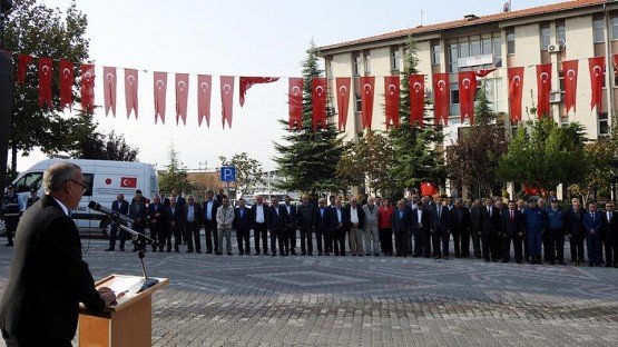 Demirci ilçesinde Muhtarlar Günü dolayısıyla tören düzenlendi.
Atatürk Anıtı önünde gerçekleştirilen törene, Demirci Kaymakamı Mutlu Akyol, Belediye Başkanı Selami Selçuk, siyasi parti temsilcileri, daire amirleri ve çok sayıda muhtar katıldı. Tören, Demirci Muhtarlar Derneği Başkanı Nurullah Emekli'nin Atatürk Anıtı'na çelenk sunması, saygı duruşunda bulunulması ve İstiklal Marşı'nın okunmasıyla başladı. Çelenk sunma törenin ardından Başkan Emekli, günün anlam ve önemini belirten bir konuşma yaptı. Daha sonra protokol üyeleri tarafından Demirci Muhtarlar Derneğine ziyaretler yapıldı.