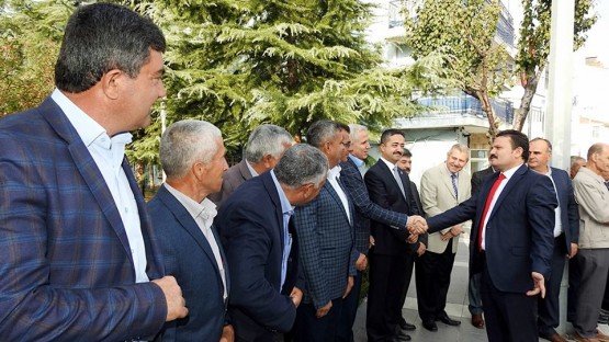 Demirci ilçesinde Muhtarlar Günü dolayısıyla tören düzenlendi.
Atatürk Anıtı önünde gerçekleştirilen törene, Demirci Kaymakamı Mutlu Akyol, Belediye Başkanı Selami Selçuk, siyasi parti temsilcileri, daire amirleri ve çok sayıda muhtar katıldı. Tören, Demirci Muhtarlar Derneği Başkanı Nurullah Emekli'nin Atatürk Anıtı'na çelenk sunması, saygı duruşunda bulunulması ve İstiklal Marşı'nın okunmasıyla başladı. Çelenk sunma törenin ardından Başkan Emekli, günün anlam ve önemini belirten bir konuşma yaptı. Daha sonra protokol üyeleri tarafından Demirci Muhtarlar Derneğine ziyaretler yapıldı.